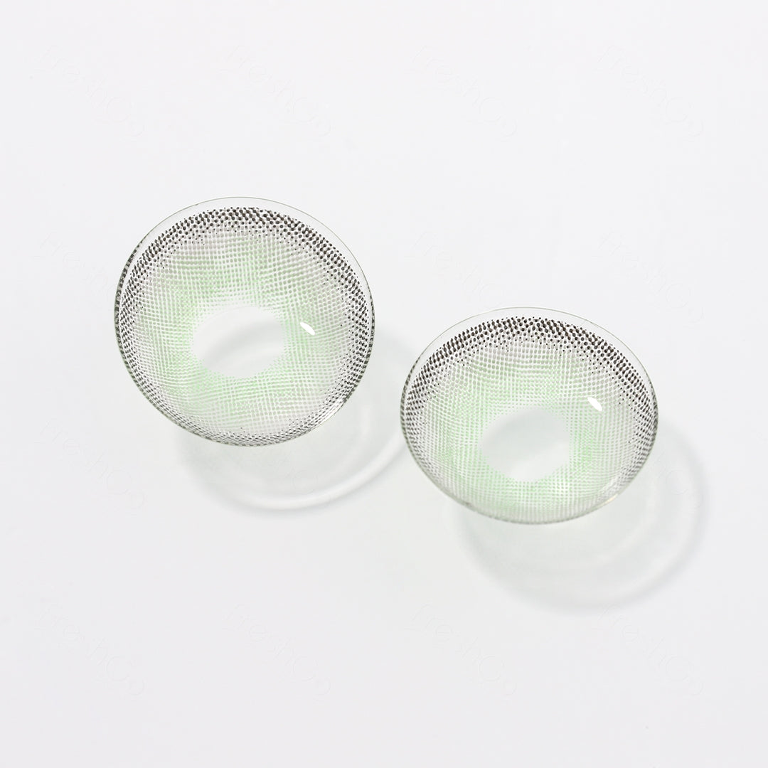A detailed picture of the Sono Green contact lense.