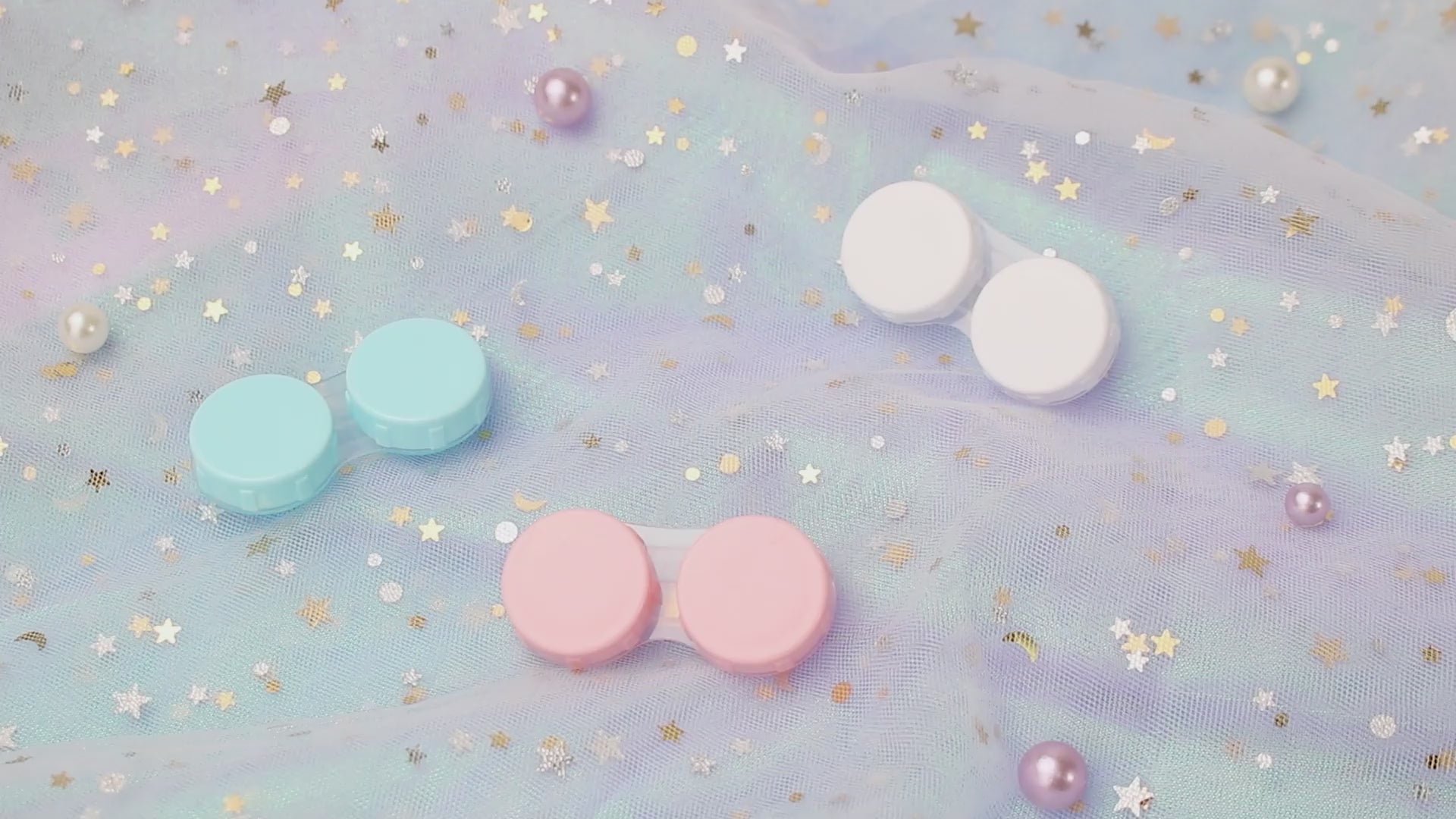 The video showcases three variations of contact lens cases in blue, pink, and white, providing a demonstration of their usage and detailing the materials used on both the front and back sides.