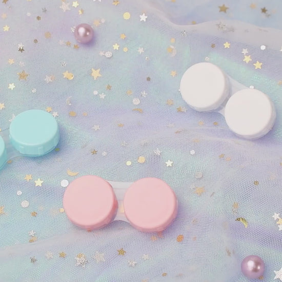 The video showcases three variations of contact lens cases in blue, pink, and white, providing a demonstration of their usage and detailing the materials used on both the front and back sides.