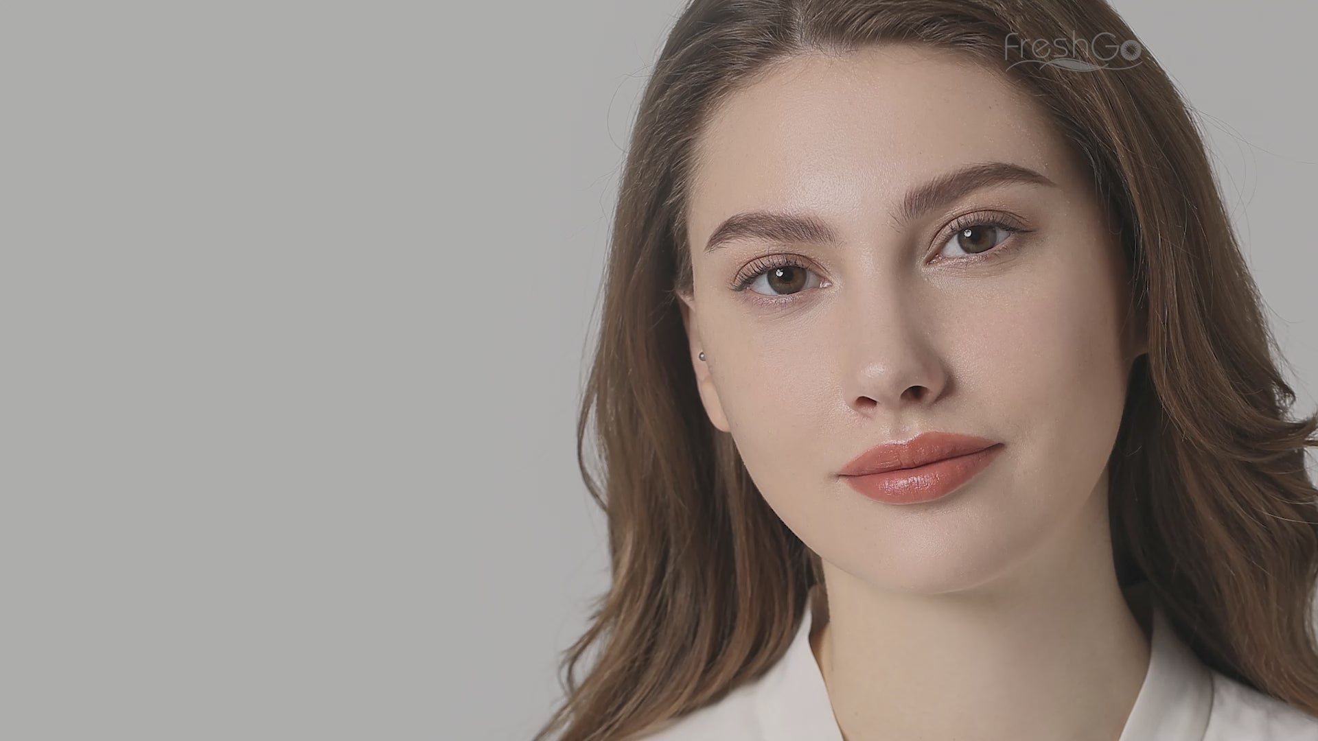 Product video presenting a range of Spanish colored contact lenses, featuring close-up views of the lenses in various shades and demonstrating how they appear when applied to the eyes.